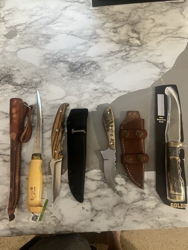 HUNTING KNIVES LOT OF 4 WITH 3 LEATHER SHEATHS