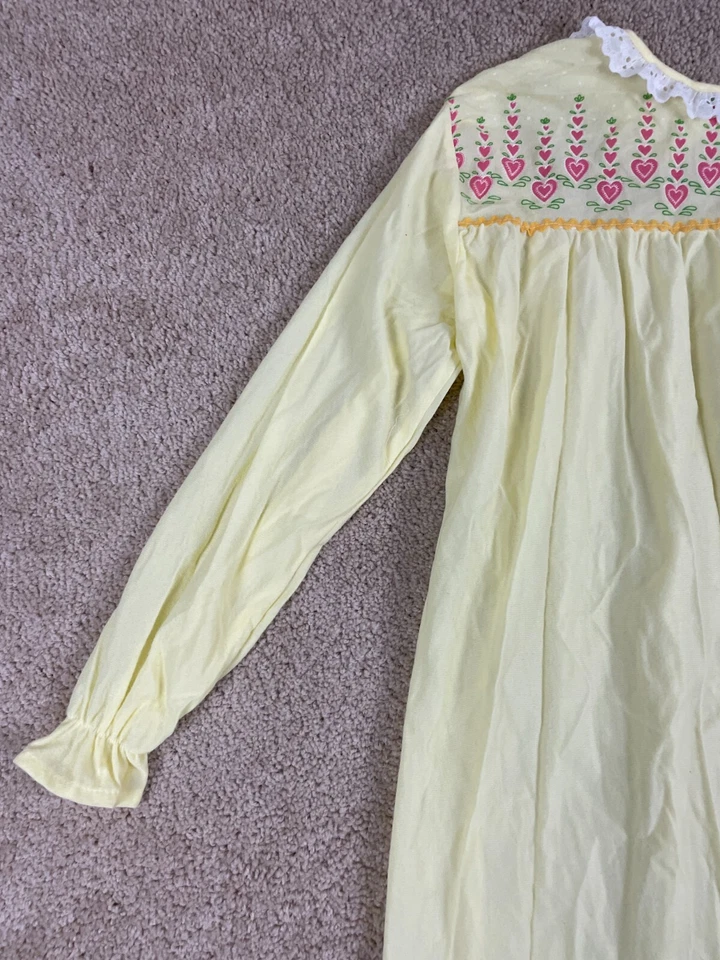 Camisón largo vintage para mujer grande con volantes plisado bordado corazón amarillo Foto 3 de 4