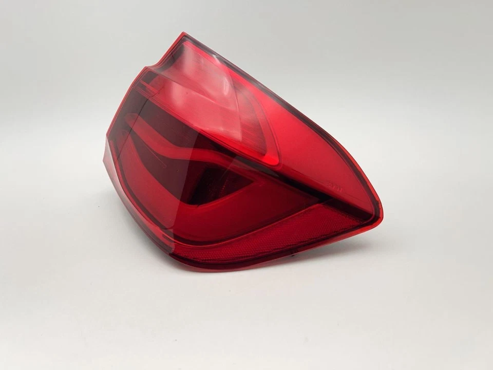 BMW 330i 2017-2018 luz trasera derecha montada en cuarto 2,0 L a AWD 122 k xDRIVE 63817 Foto 4 de 4