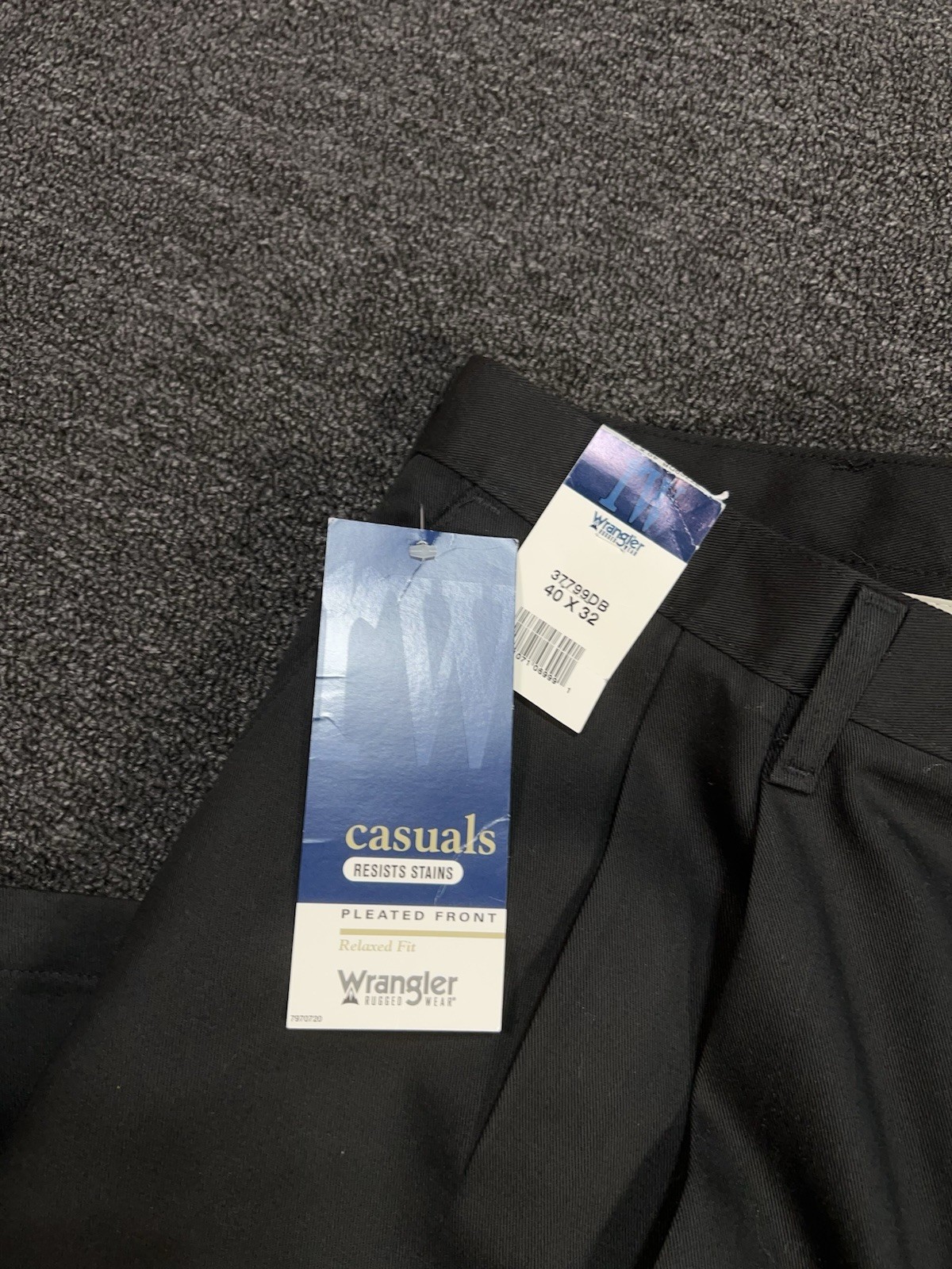 New Wrangler Pants Men’s 40x32 Black Pleated Relaxed Chino Stain Resistant thumbnail 4