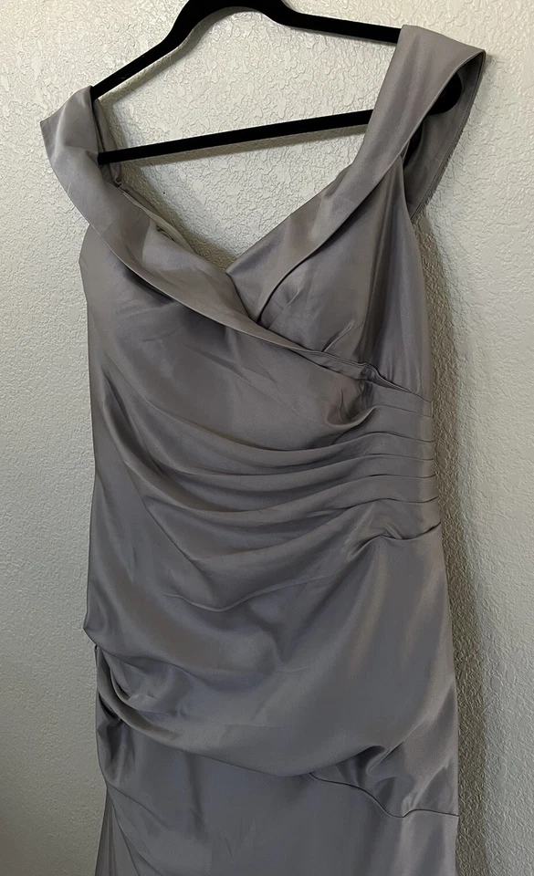 New LA FEMME Off the Shoulder Ruched Satin Trumpet Gown In Platinum Size 16 $418 - Изображение 4 из 4