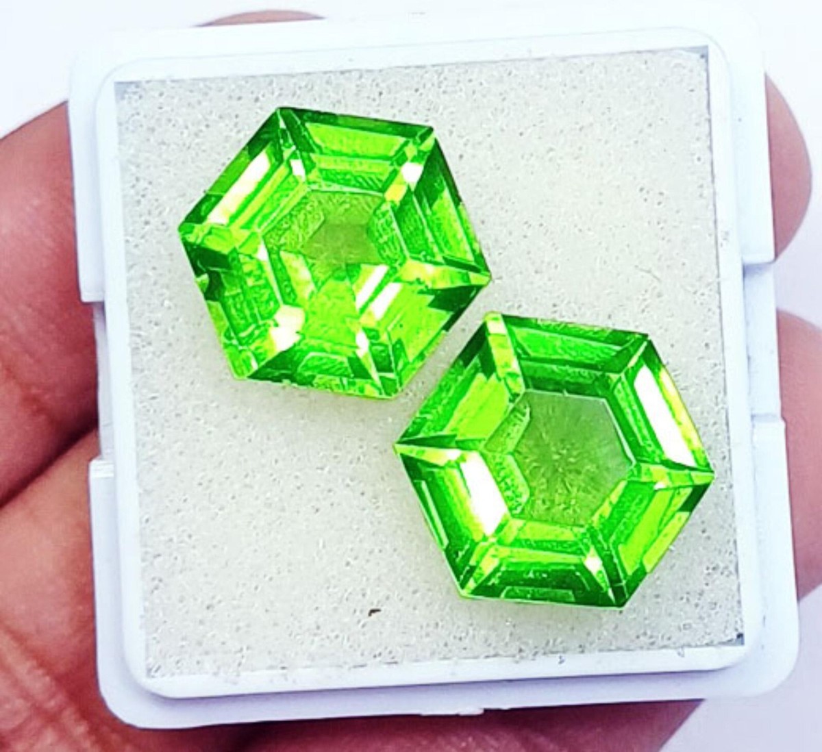 Pierre Précieuse Naturelle Péridot 8-10 Carats - Forme Hexagonale, Certificat GGL, Vert Transparent - Neuf Avec étiquette