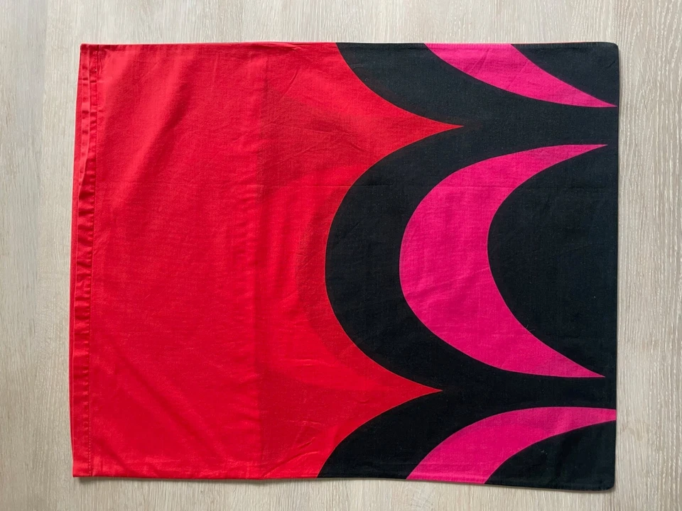Red Marimekko Kaivo Bed pillowcase, Geometric Cushion Cover, Cotton Pillow Cover - Image 4 of 4