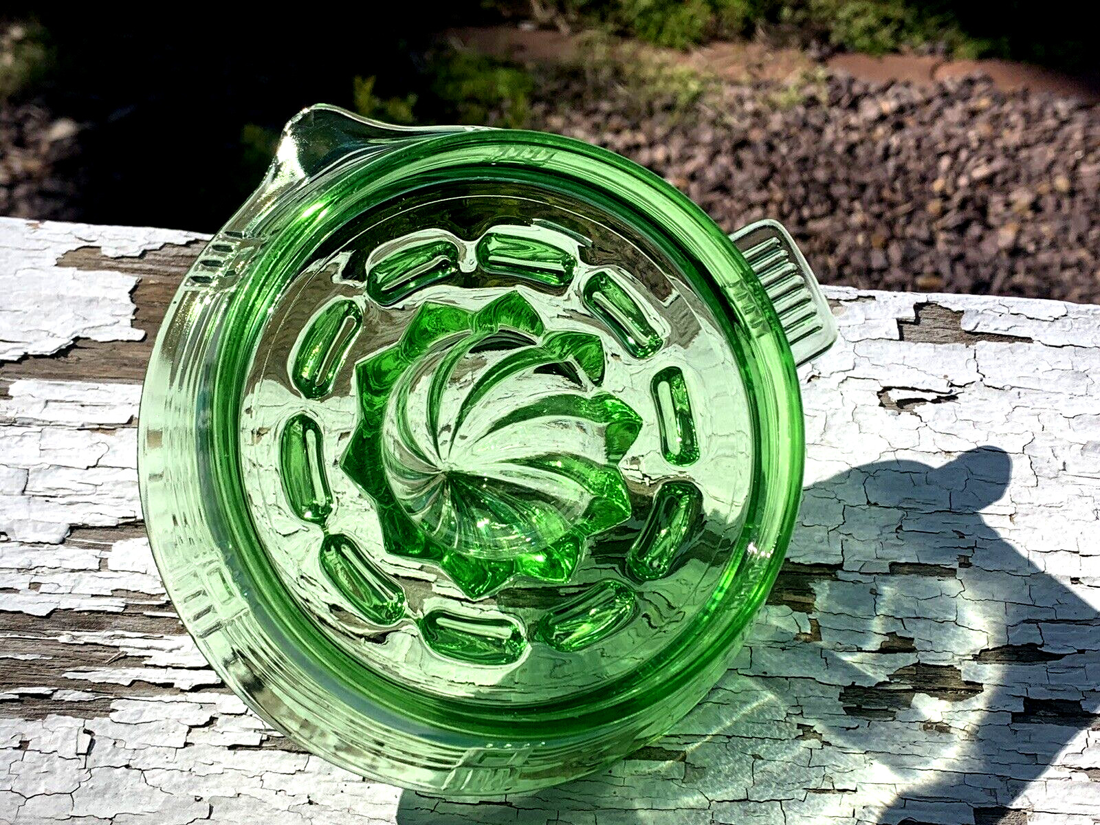 Vintage Green Depression Glass Uranium Vaseline Reamer Juicer (18B)
