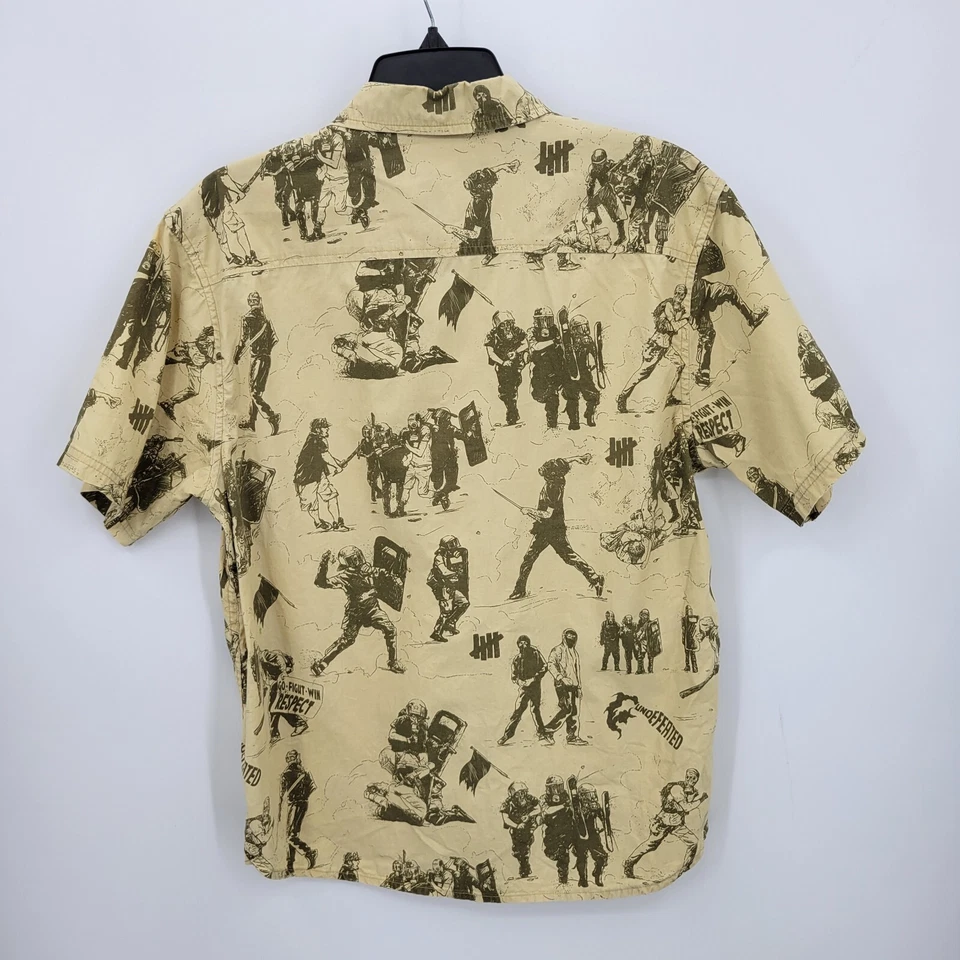 Camisa invicta para hombre mediana con estampado de combate manga corta abotonada Foto 2 de 4