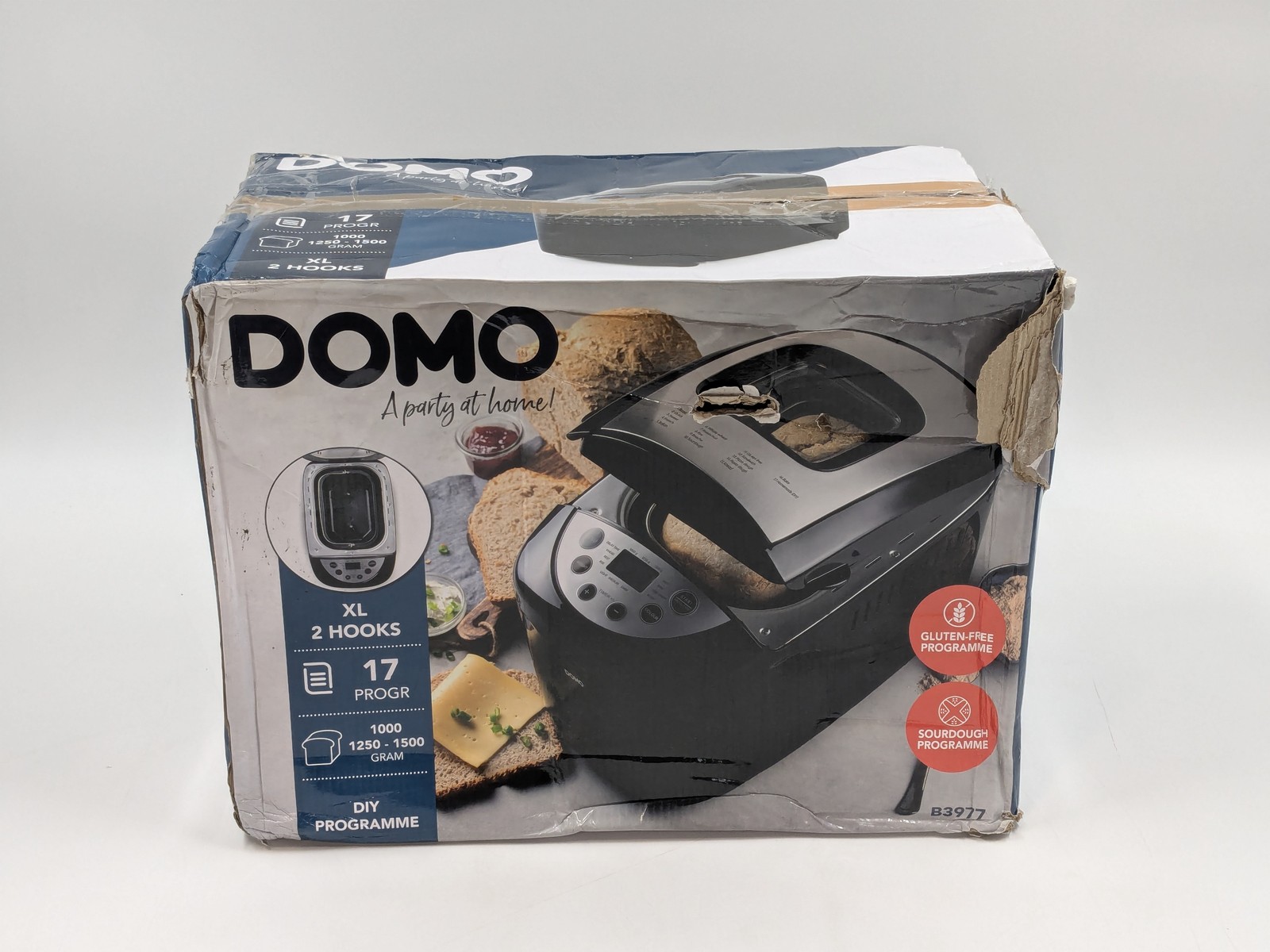 DOMO B3977 Bread Maker with Browning Controls, Pans, and Hooks, Black