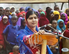 MALALA YOUSAFZAI SIGNED AUTOGRAPH 8X10 PHOTO PSA/DNA COA I AM MALALA