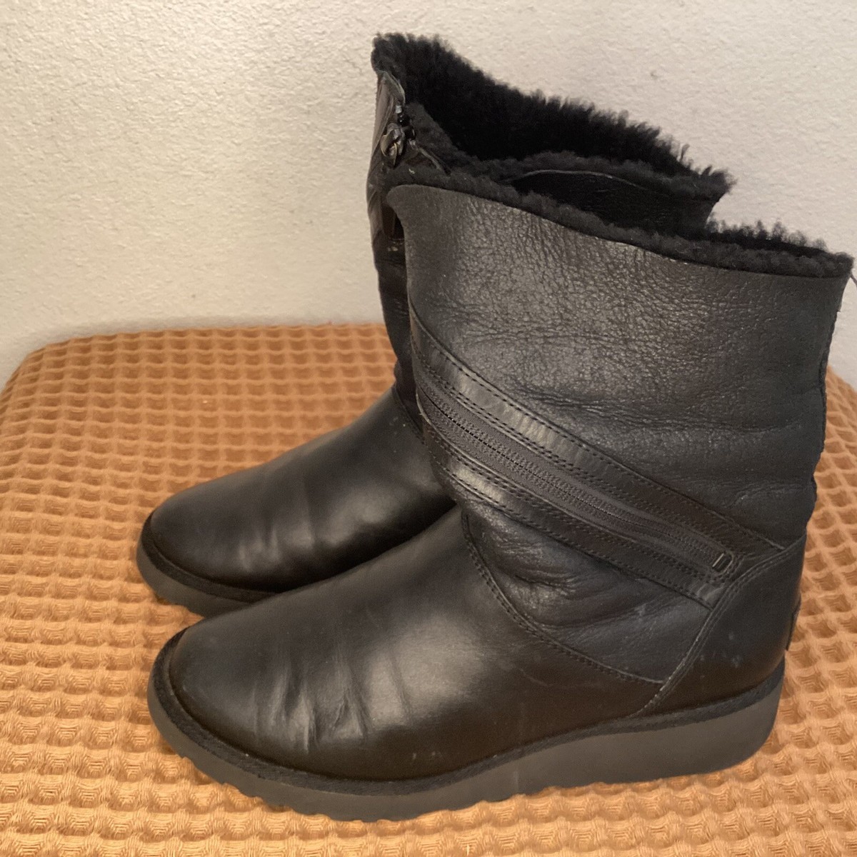 UGG Australia Alba Black Mens Sz 6 Sheepskin Leather  display picture 1