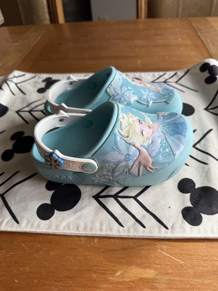 Crocs para niñas niños talla C12 DISNEY’S Frozen 2 Anna Elsa cocodrilos iluminados Foto 2 de 4