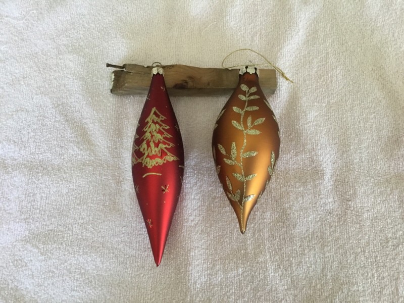 set of 2 icicle/teardrop shape  glass ornaments