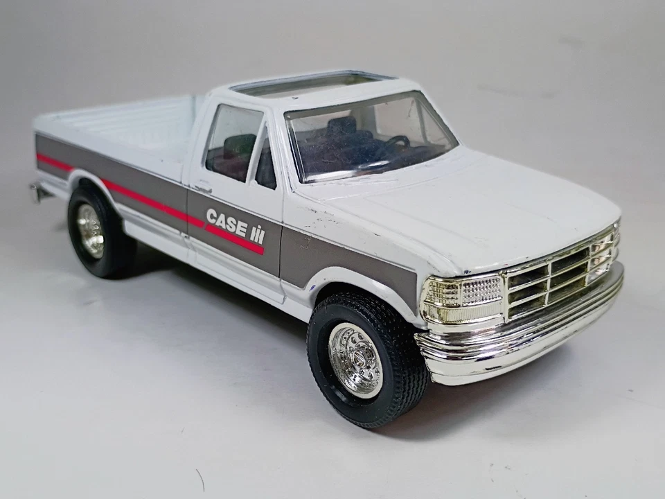 Ertle Ford F-250 Case IH Dealership Pick Up Truck 1/25 Scale. - Image 3 of 4