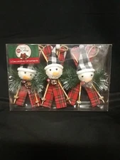 NIP, Winter Wonder Lane Brand, Holiday Cottage, 3 Snowmen w/Skis