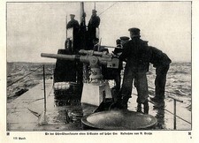Deutsche Matrosen an der Schnellfeuerkanone eines U-Bootes c.1917