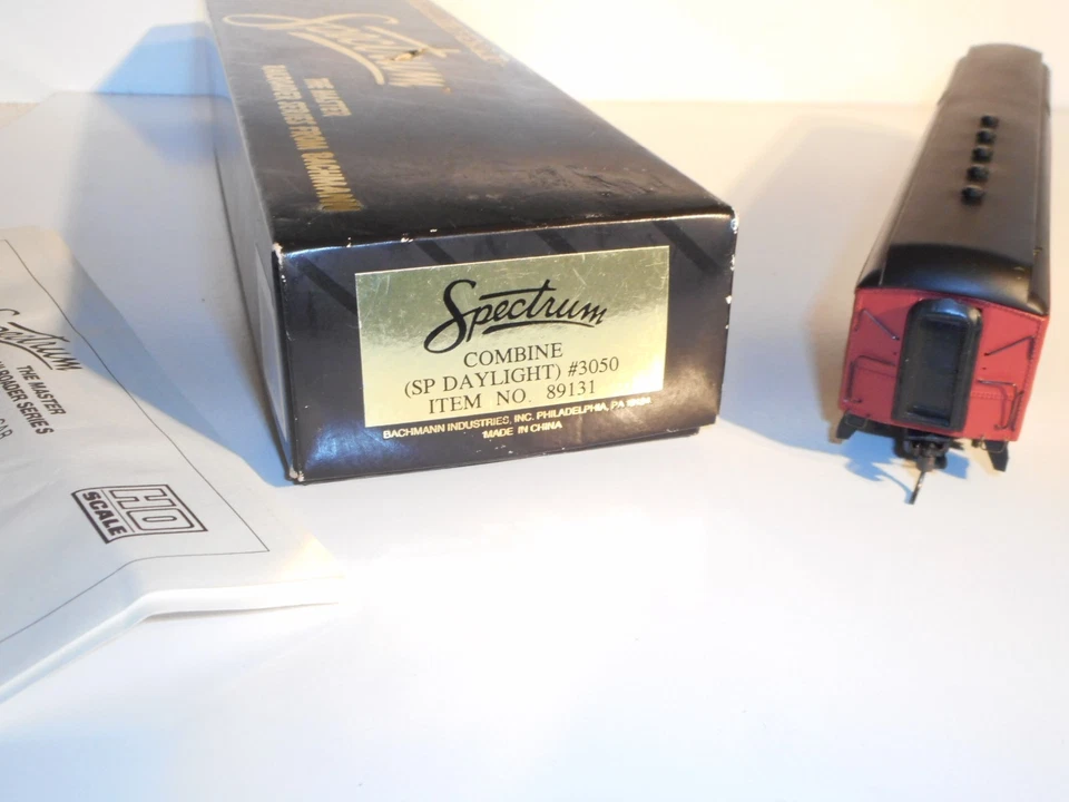 Bachmann Spectrum 89131 Southern Pacific Daylight 6 axled coach. Good Cond. HO. - Image 2 of 4