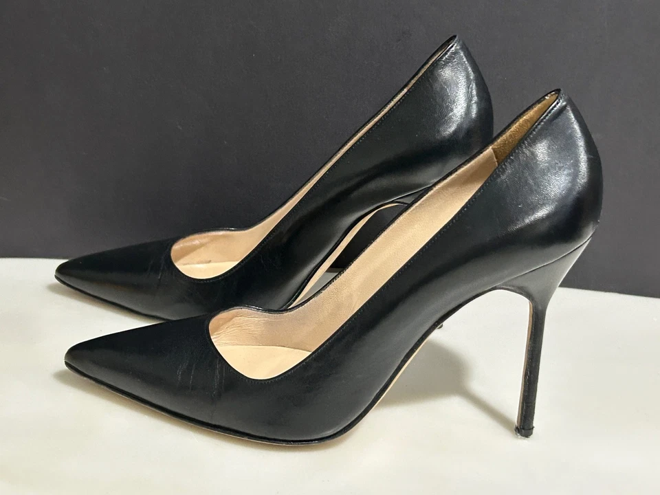 40 - 9 EUA - 7 Reino Unido Manolo Blahnik BB 105 Bombas Salto Apontado de Couro Preto - Imagem 3 de 4