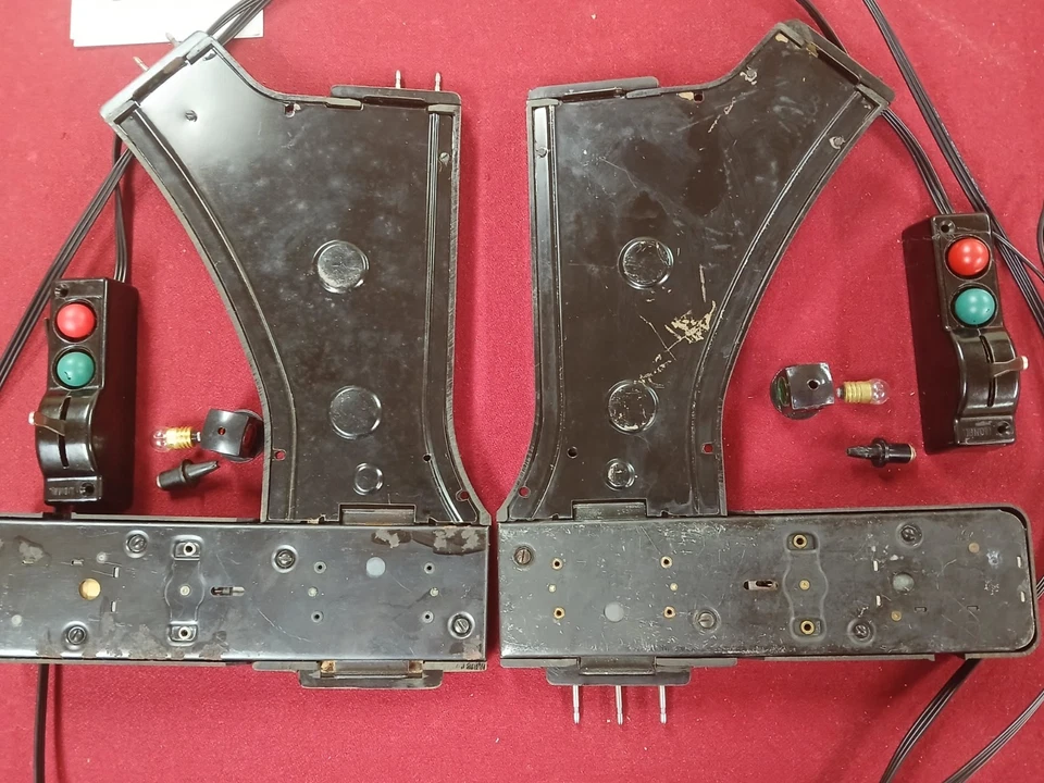 Lionel 022 Remote Controlled Switches, Left and Right Hand - Image 4 of 4