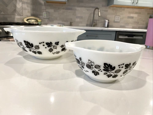 Vintage Pyrex White Black Gooseberry Cinderella Mixing Bowls #443~441 Very Nice!