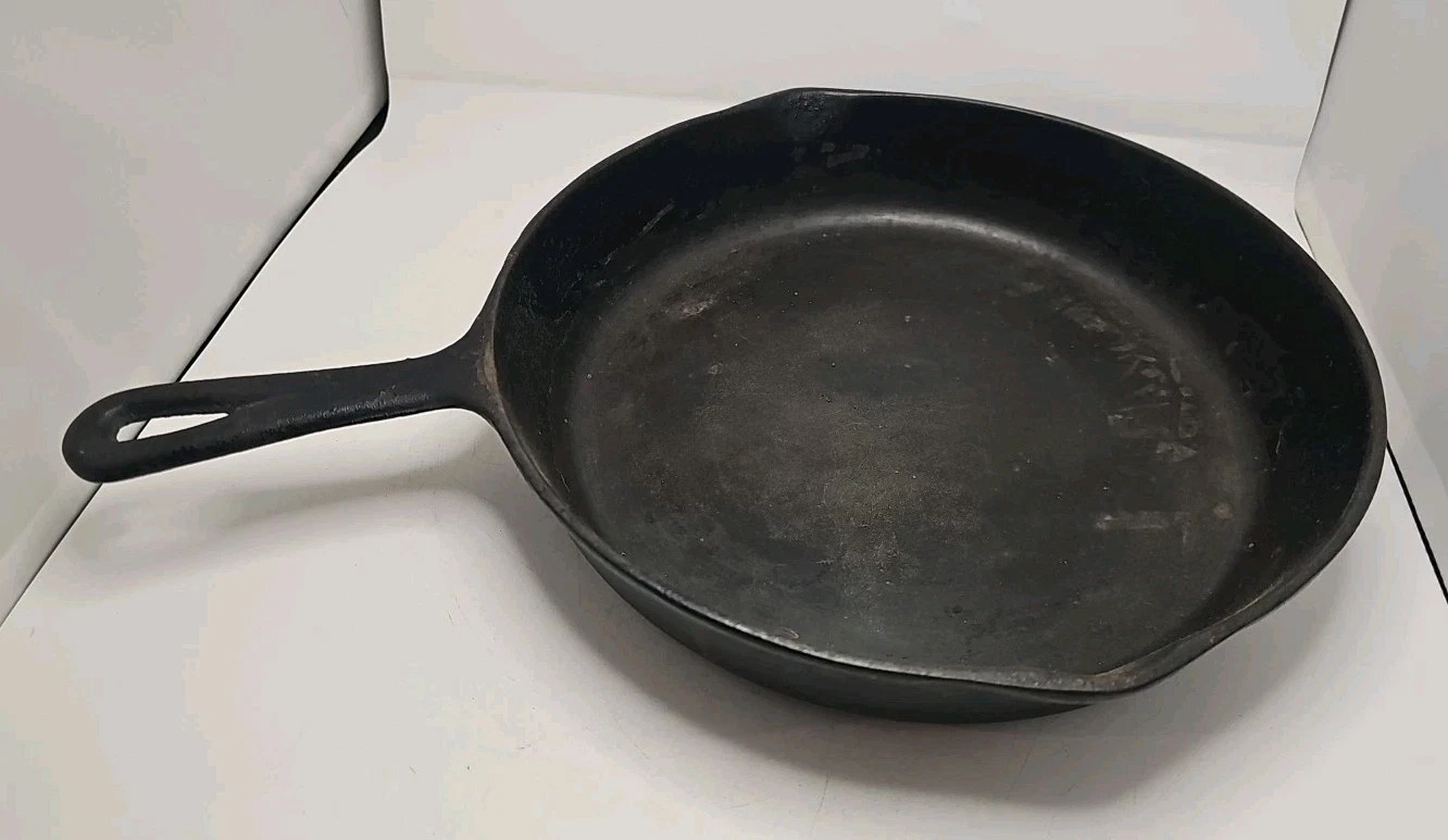 Vintage Unmarked 7A 10" Cast Iron Skillet Double Spout w/ Heat Ring NO WOBBLE