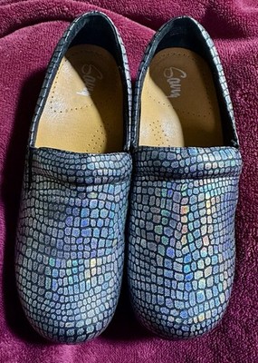Women s Savvy Katy Holographic Gator Print Nursing Clogs SIZE 9.5 Slip Resistant