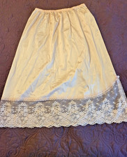 EUC Vintage Vanity Fair 19" Half Slip Peach with Lace Hem Size Large - USA