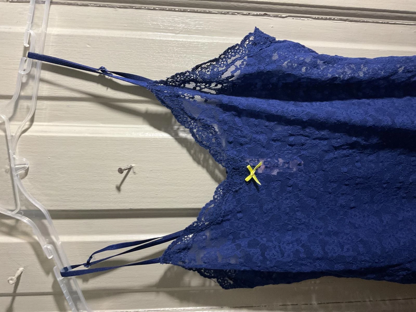 UNDERCOVER Abito Victoria Secret blu in pizzo con fiocchi gialli grande