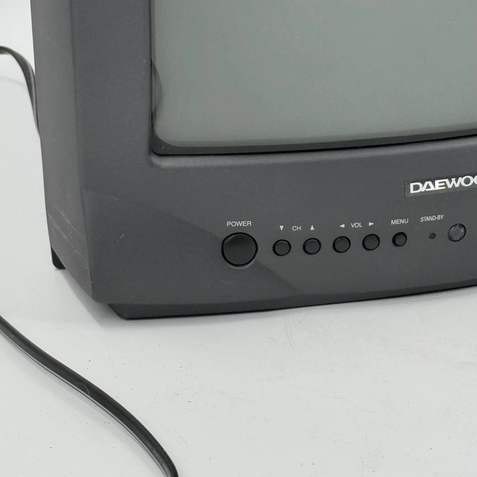 Daewoo DTQ-13V1FC 13" CRT TV Retro Gaming Television Video Audio w/ Remote - Image 2 of 4