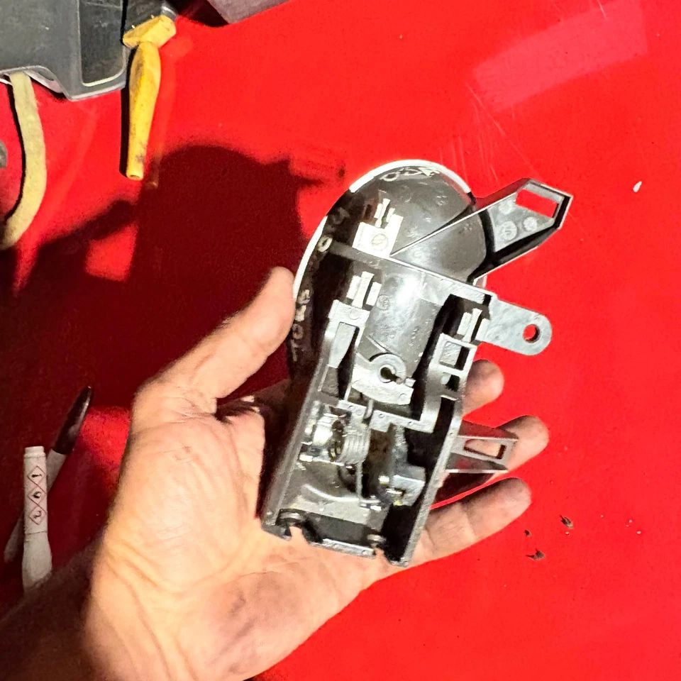 Manija de puerta interior delantera fuera de juego para conductor derecho Nissan Juke 2014 Foto 2 de 4