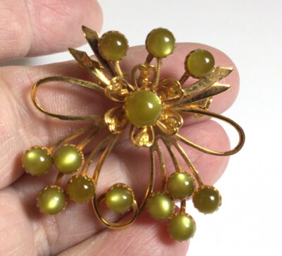 PRETTY VINTAGE GREEN LUCITE MOON-GLOW BROOCH NICE DESIGN GOLDTONE