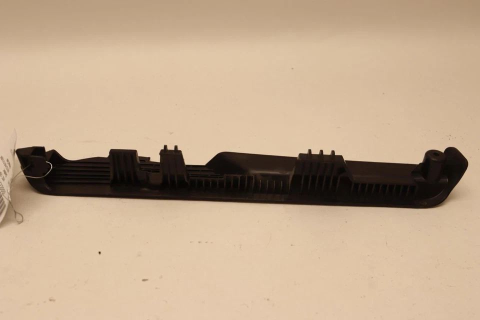 Chevy Silverado 2500HD 2020-2024 asiento delantero izquierdo cubierta de pista inferior moldura OEM Foto 4 de 4