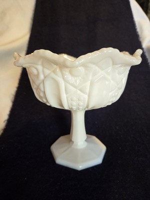L.E.Smith Compote Bowl Milk Glass Footed Ruffled Rim Heritage/Quintec Pattern 