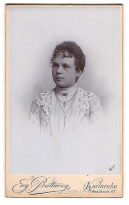 Fotografie Eug. Butterveg, Karlsruhe, Amalienstrasse 37, Junge Dame mit Stirnlo 