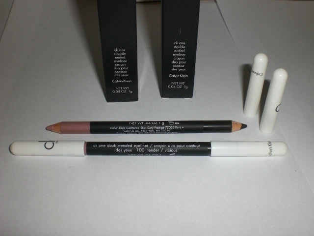 JUEGO DE 2 DELINEADORES DE OJOS CALVIN KLEIN CK UNO DOBLE EXTREMO 100 TIERNO + VICIOSO 0,04 oz NUEVO EN CAJA Foto 2 de 2