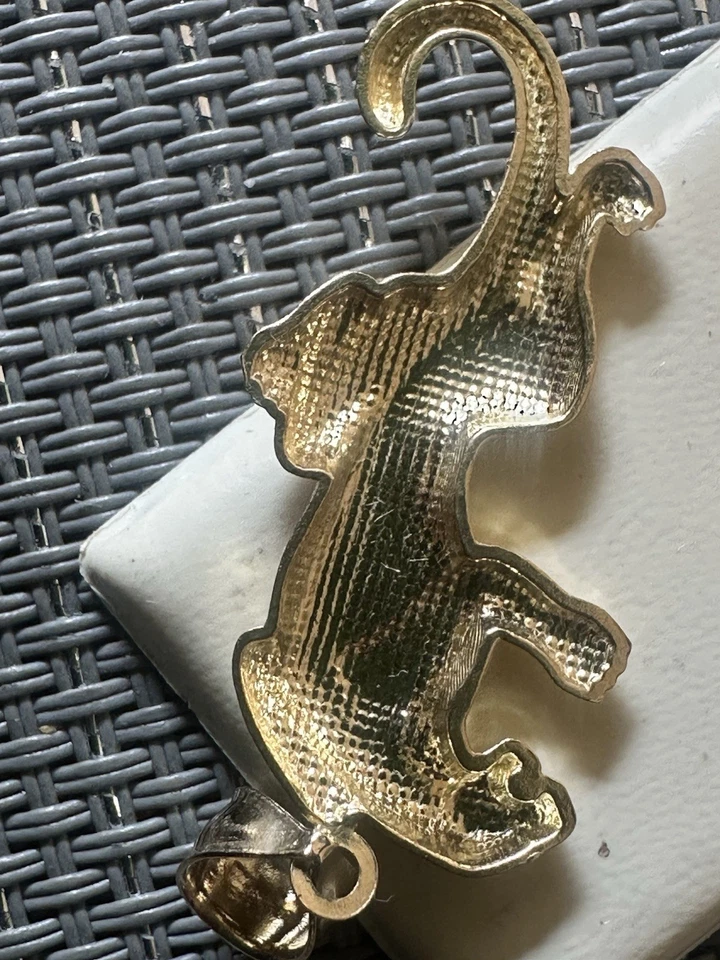 Colgante pantera de oro amarillo macizo de 10K  Foto 3 de 4