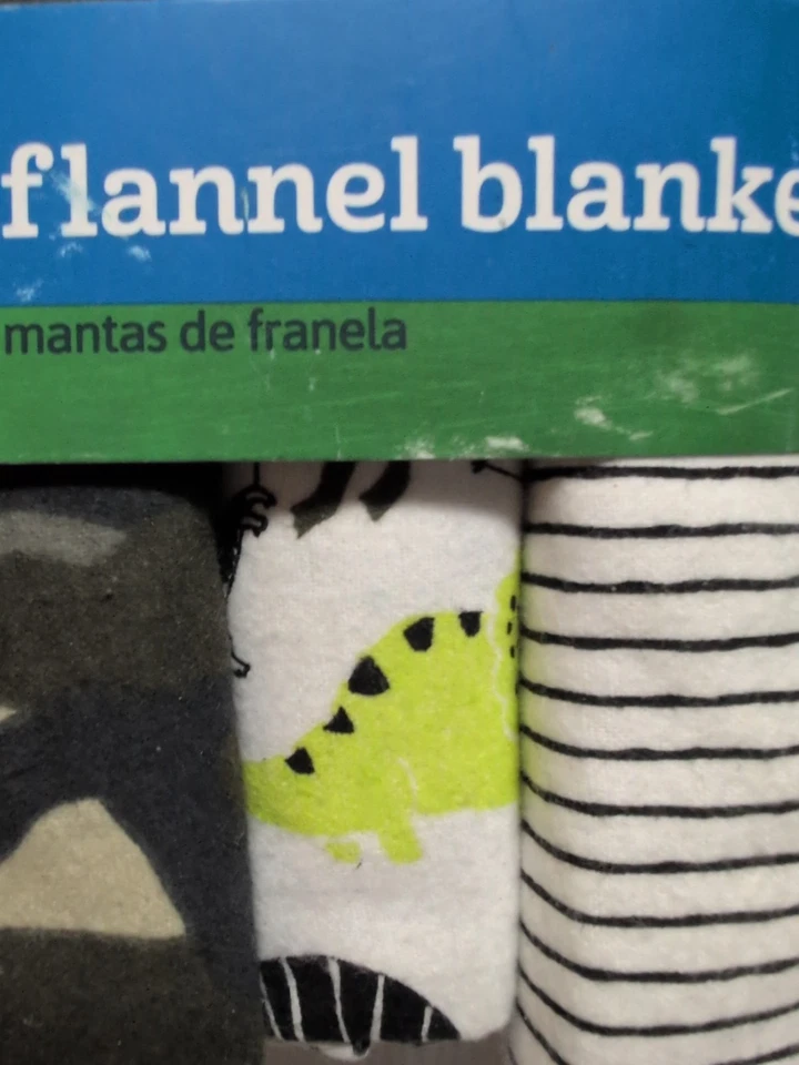 Paquete de 4 mantas de franela Gerber Baby Boys camuflaje/dinosaurios/rayas  Foto 3 de 4