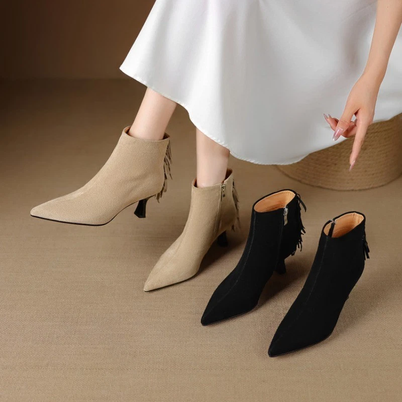 Botas al tobillo de cuero gamuza punta puntiaguda con borlas para mujer Foto 3 de 4