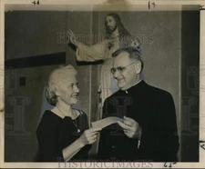 1959 Press Photo Mrs. J.D. Bloom gives check to Sidney Tonsmire at Jesus School