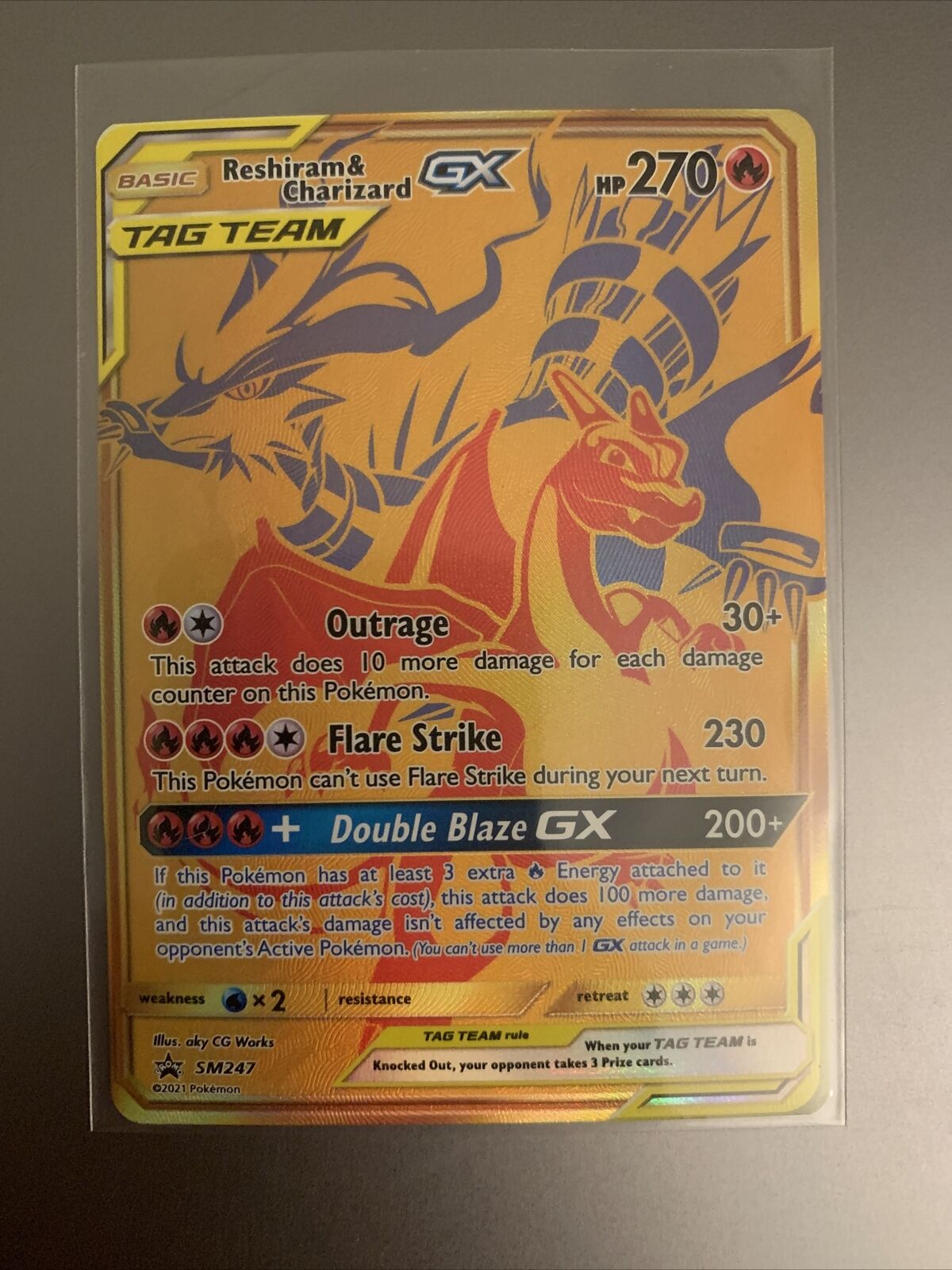 Carta pokemon Reshiram e Charizard GX dourada promo SM247