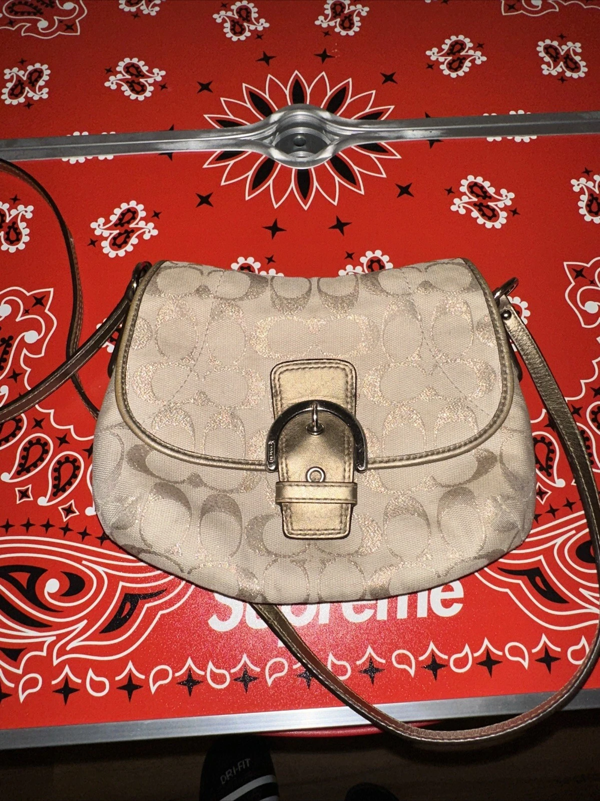 Fibbia a tracolla Coach SOHO firma cachi oro jacquard metallizzato in pelle piccola