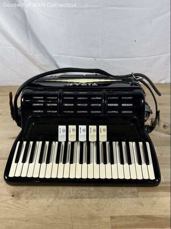 Titano Titan 120 Bass 41 Key Piano Accordion Italy Black with Sheet Music