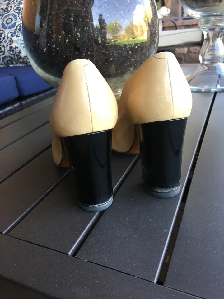 Zapatos de salón Chanel vintage de cuero beige y negro con puntera talla 35 Foto 3 de 4