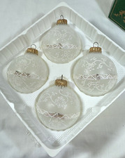 Caja de 4 adornos navideños blancos de colección Krebs encaje brillante vid floral original Caja