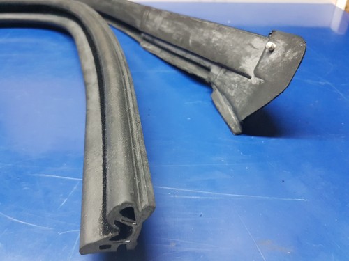Mercedes W123 Coupe - Side Window Seal Left Rep Pt:- 123 720 01 54, 1237200154 - Picture 4 of 8