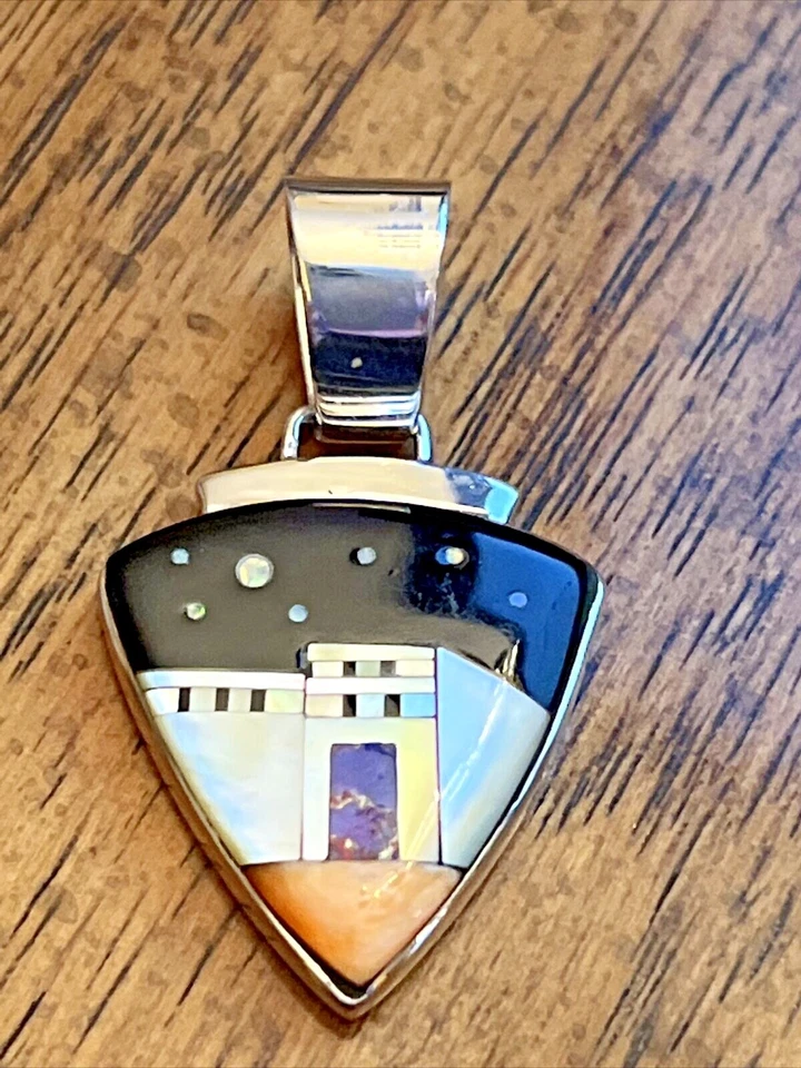 Pendiente colgante con forma de punta de flecha de múltiples piedras preciosas con concha de ostra espinosa naranja Foto 3 de 4