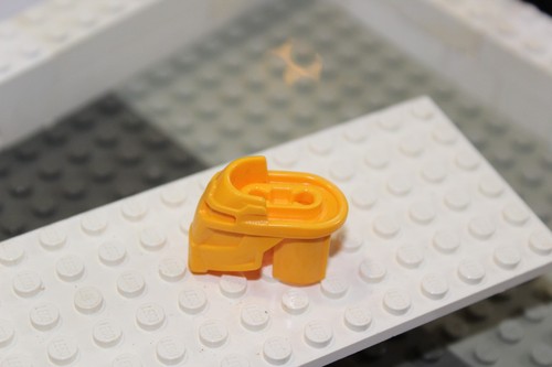 LEGO Hero Factory Head 93277 Yellow Furno 2.0, Furno 3.0 - Picture 4 of 5