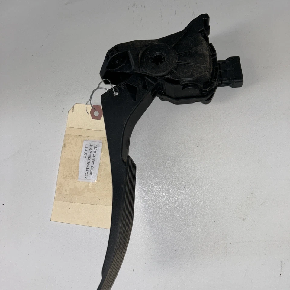 Chevrolet Cruze 2011-2015 pedal acelerador de gasolina. Usado OEM.        6PV 009 765-07 Foto 4 de 4