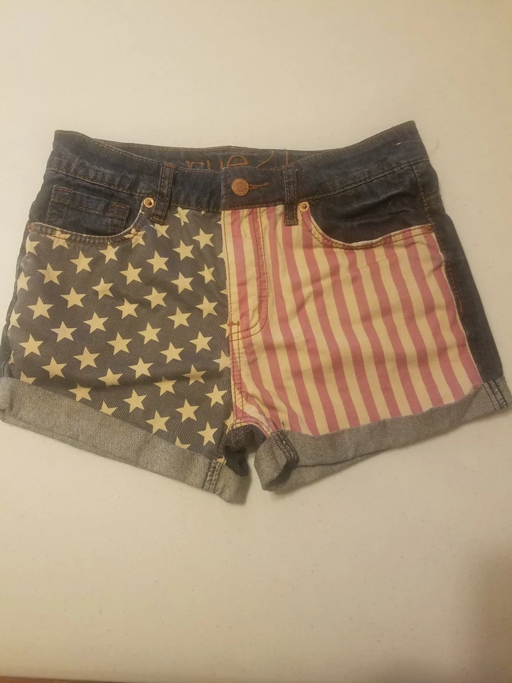 PANTALONES CORTOS RUE 21 JUNIORS TALLA 3-4 CON PUÑOS Y COLORES BANDERA Y ALGO DE ANGUSTIA Foto 4 de 4