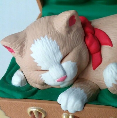 Hallmark Keepsake Ornament Cat Naps #4 in Suitcase 1997  display picture 1