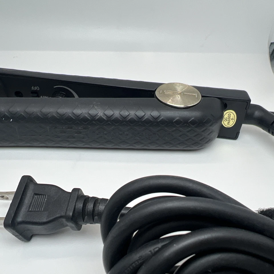 HSI Professional E038 1'' 1st Generation Ceramic Flat Iron Hair Straightener - Image 4 of 4
