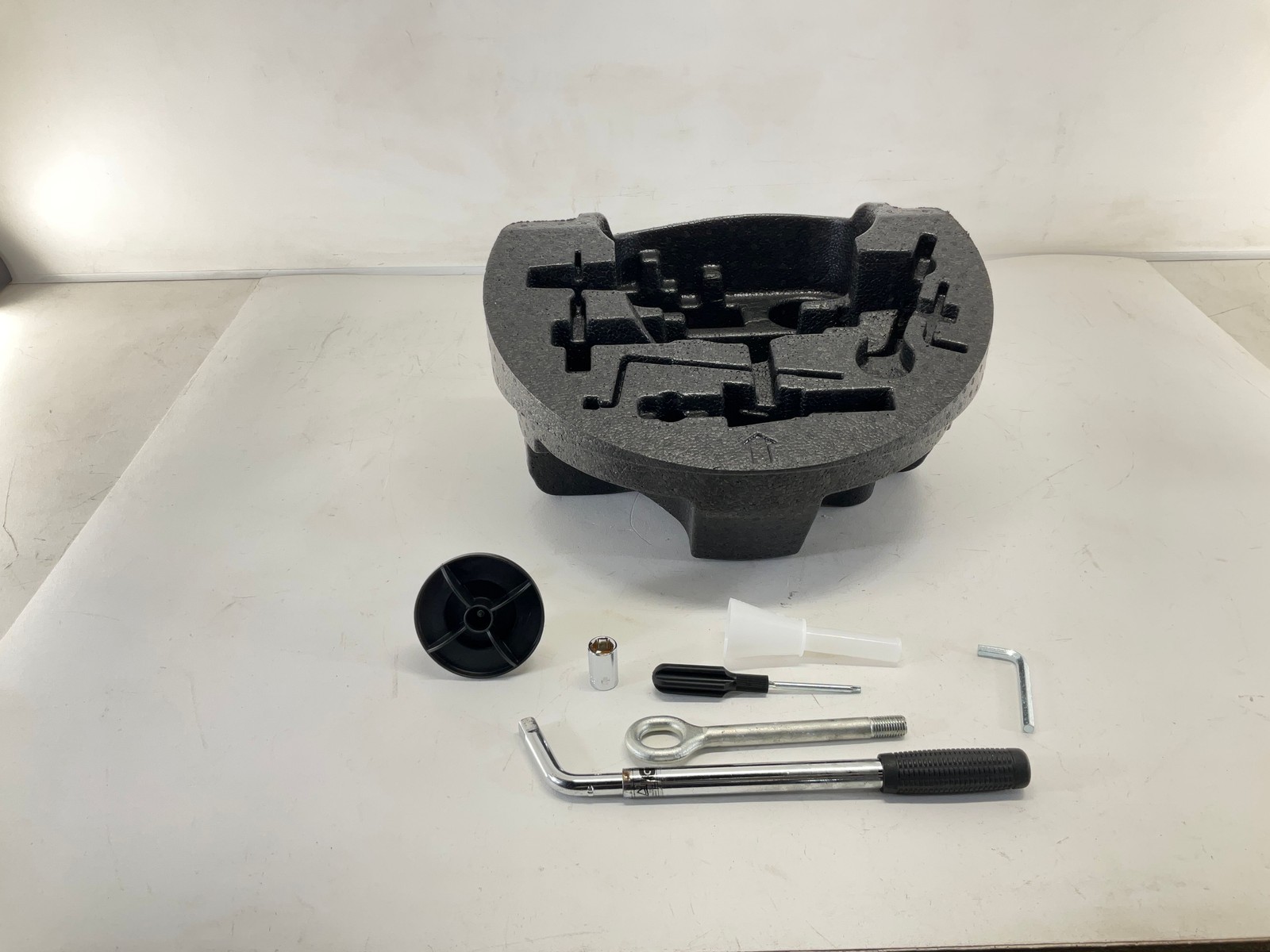 14-20 MASERATI Ghibli Spare Tire Lift Jack Tools W/ Foam Compartment Carrier CM
