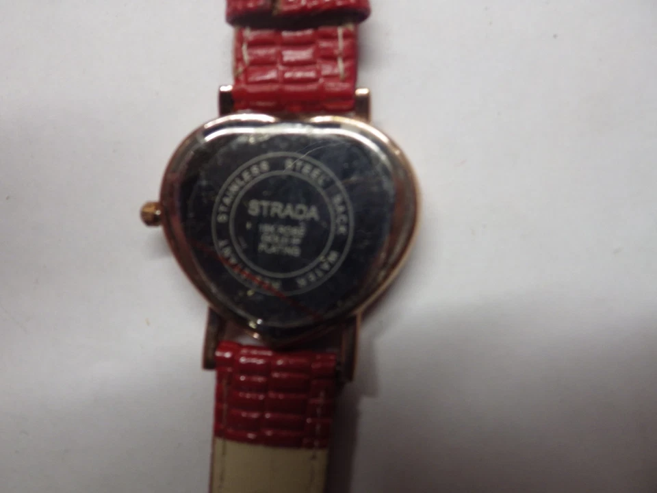 Reloj analógico de cuarzo chapado en IP de oro rosa de 18 quilates Strada con caja en forma de corazón Foto 2 de 3